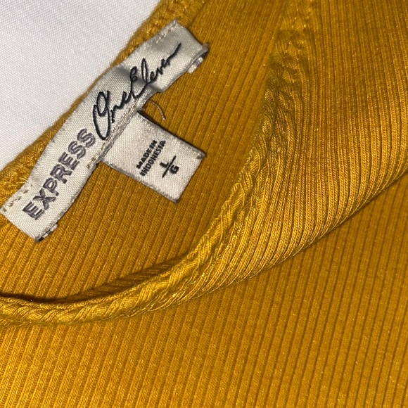 New!🌟 Express Ribbed Yellow V Tank Size Large - Picture 4 of 7
